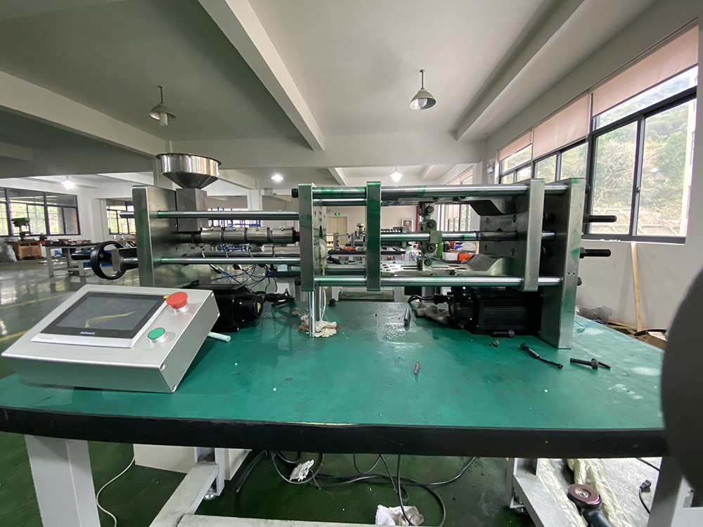Desktop Injection Molding Machine